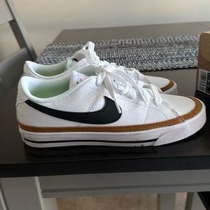 Women’s nike court legacy size 7